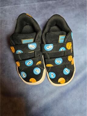 Kids puma cookie monster shoes